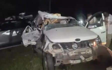 तमिलनाडु...  बस का फटा टायर... दो कारों का रौंदा... नौ लोगों की मौत