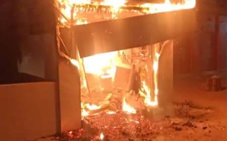 तेलंगाना... एटीएम तोड़ने में नाकाम बदमाशों ने लगा दी आग... 37 लाख खाक