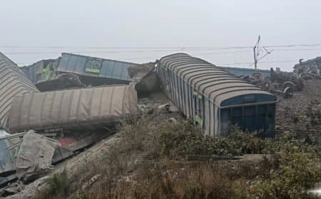 बिहार... जमुई में मालगाड़ी बेपटरी... सीमेंट से लदे डिब्बे नदी में गिरे