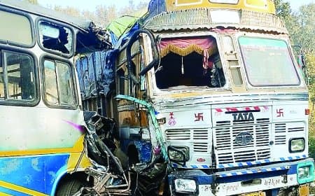 चितरंगी के बसनिया गांव के पास ट्रक-बस की जोरदार भिड़ंत, चालक समेत आधा दर्जन यात्री घायल, तेज रफ्तार बनी हादसे की वजह