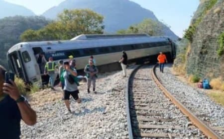 मेक्सिको... पटरी से उतरे ट्रेन के डिब्बे... 13 लोगों की मौत 