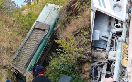 उत्तराखंड... खाई में गिरी बस... सात की मौत, कई यात्री घायल