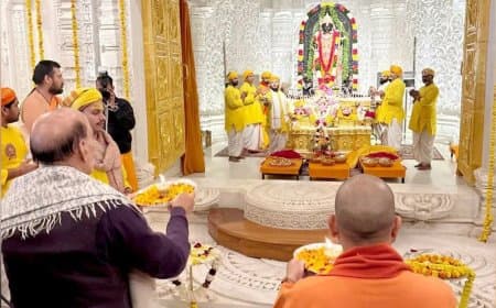 अयोध्या... राजनाथ-योगी ने अन्नपूर्णा मंदिर में फहराई धर्मध्वजा