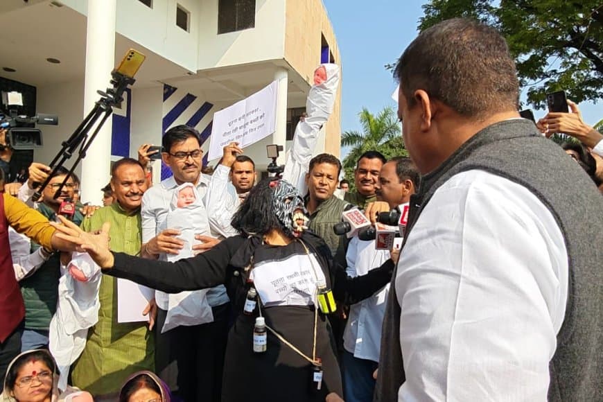 विधानसभा... कफ सिरप से मौत... बच्चों के पुतले लेकर पहुंचे विधायक
