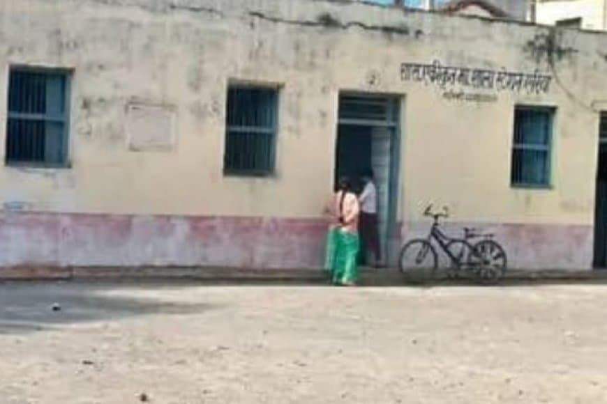 दो-दो कक्षाओं को एक साथ पढ़ाने की मजबूरी