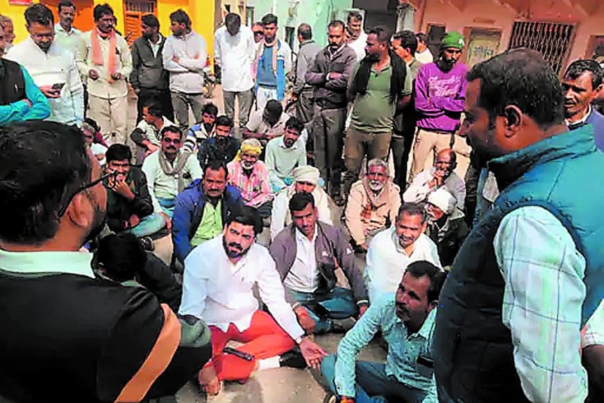 बीना में किसानों का बिजली कार्यालय पर धरना