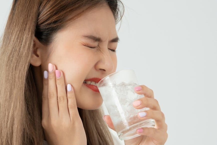 ठंडा पानी पीने और मीठा खाने पर दांतों में होती है झनझनाहट तो हो जाएं सावधान, नहीं तो हो सकती है बड़ी समस्या 