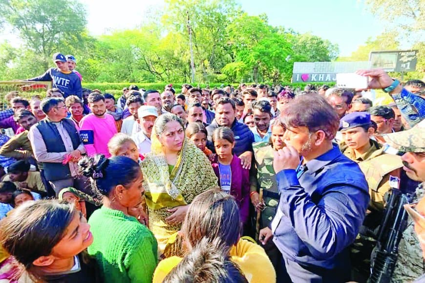 खजुराहो के गौतम रिसॉर्ट में फूड प्वाइजनिंग से 3 कर्मचारियों की मौत: परिजनों ने लगाया 6 घंटे जाम, सीएम का रूट बदला-मुख्यमंत्री, मंत्री-विधायक के न पहुंचने पर भड़की संवेदनहीनता की बहस