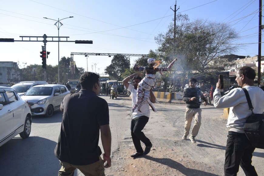 गांजा तस्करी के आरोप में भाई–बहनोई की गिरफ्तारी से गरमाई सियासत: युवक कांग्रेस का पुतला दहन, कांग्रेस ने राज्यमंत्री प्रतिमा बागरी के इस्तीफे और बर्खास्तगी की उठाई जोरदार मांग