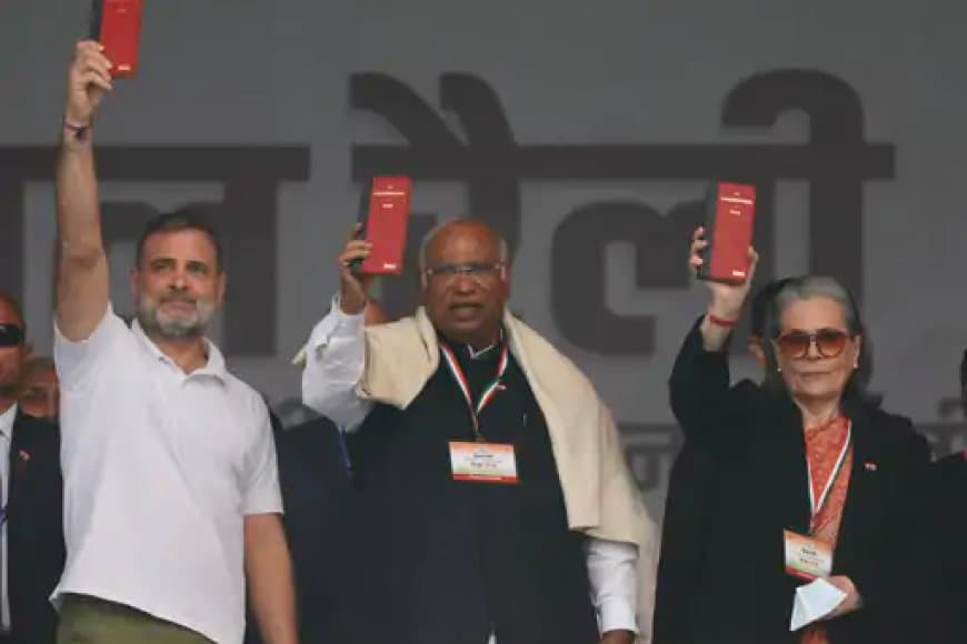 राहुल ने दिखाया संविधान: 'वोट छोड़ गद्दी छोड़' रैली में BJP पर 'वोट चोरी' और चुनाव आयोग पर दबाव के आरोप