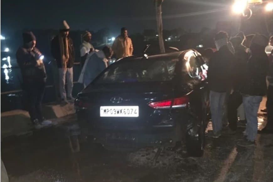 खंडवा... आधी रात हाइवा ने मारी टक्कर... नर्मदा में गिरी कार, तीन घायल