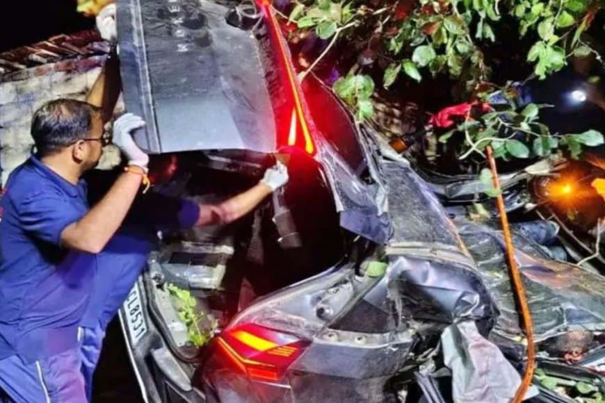 गुजरात में रफ्तार बनी काल... पेड़ से टकराई कार, पलटी... तीन लोगों की मौत