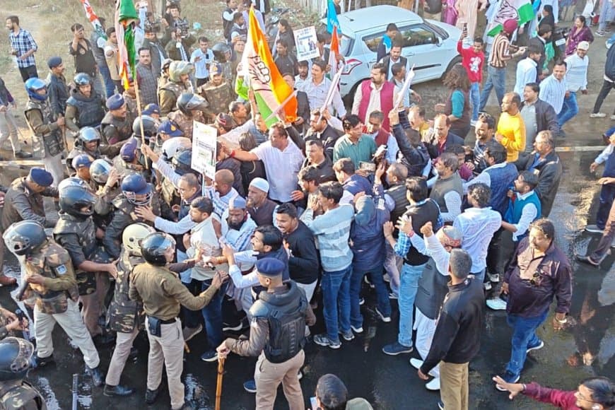 नेशनल हेराल्ड केस: कोर्ट के फैसले के बाद भोपाल में कांग्रेस का उग्र प्रदर्शन, पुलिस ने चलाया वॉटर कैनन