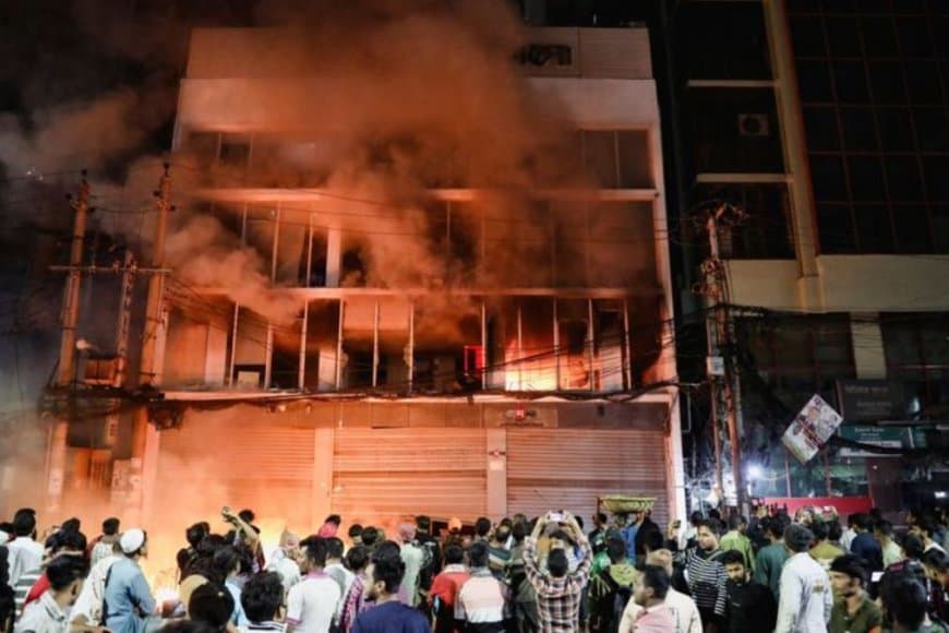 बांग्लादेश में फिर भड़की हिंसा....भीड़ ने अवामी लीग का दफ्तर फूंका