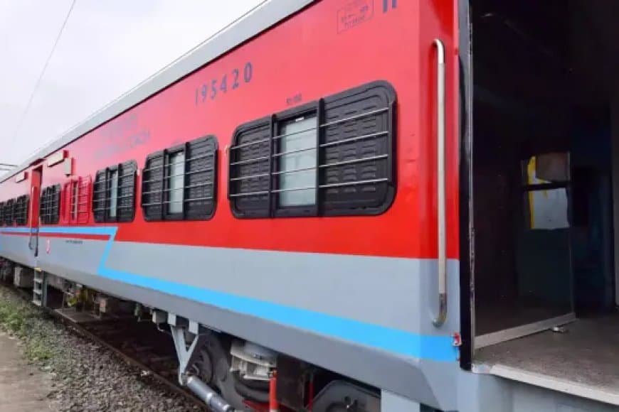   चलती ट्रेन के एसी कोच में पूर्व मंत्री का पर्स चोरी... तीन राज्यों में हड़कंप 