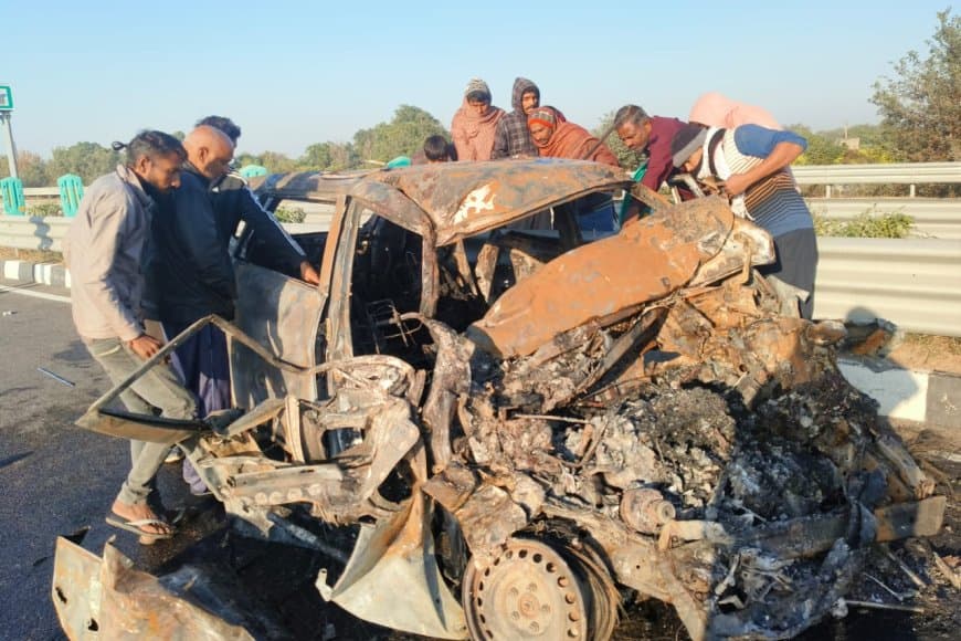 हरियाणा...हाईवे पर हादसा, कार में आग लगने से तीन जिंदा जले