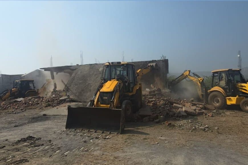 कटनी... भाजपा नेता के हत्यारे अकरम के मकान पर चला बुल्डोजर 