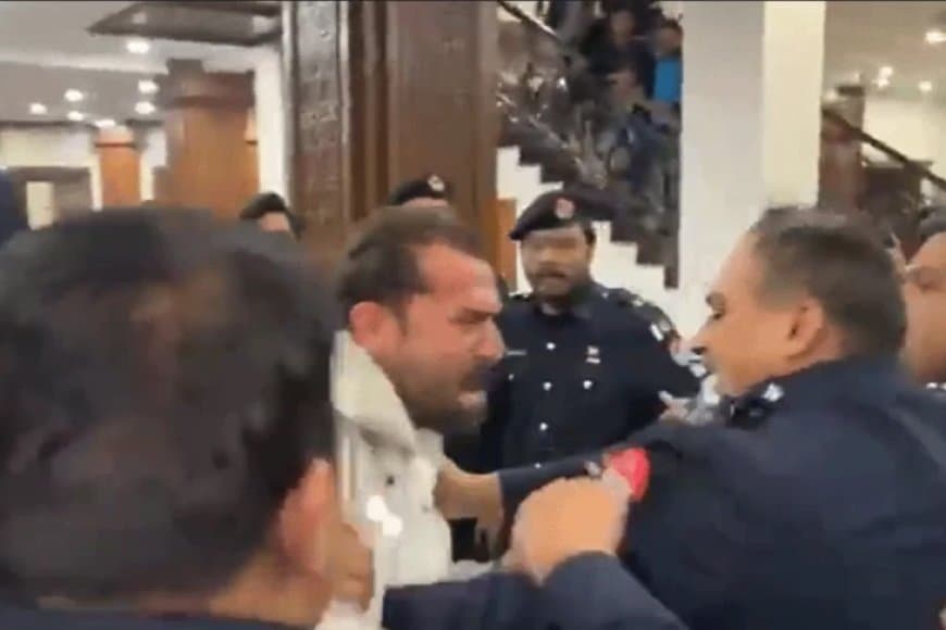 पाकिस्तान... अब खैबर-पख्तूनख्वा के सीएम का विधानसभा में पीटा