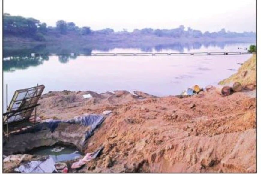 बेतवा नदी के देवली घाट पर रेत के अवैध उत्खनन पर कार्रवाई