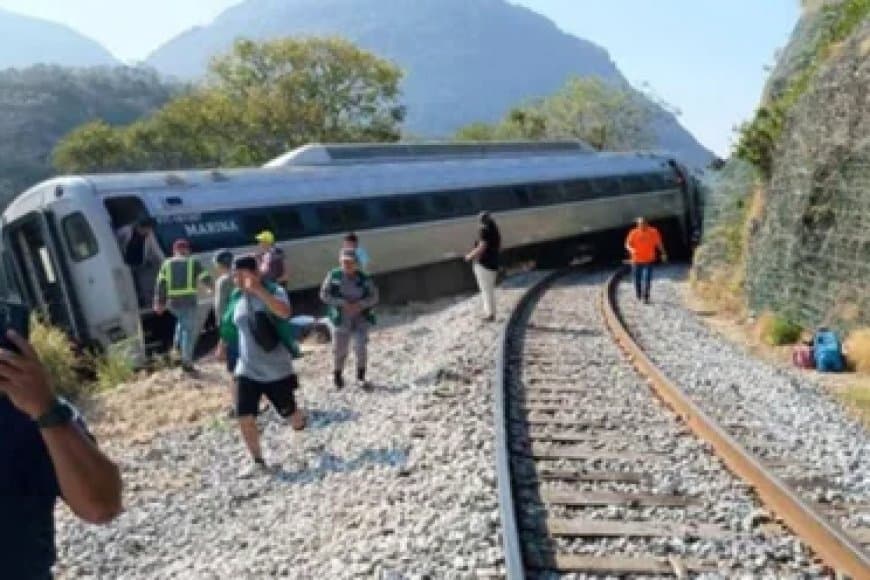 मेक्सिको... पटरी से उतरे ट्रेन के डिब्बे... 13 लोगों की मौत 