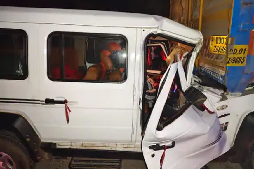 मैहर... कंटेनर में जा घुसी ट्रैक्स क्रूजर... चार लोगों की मौत