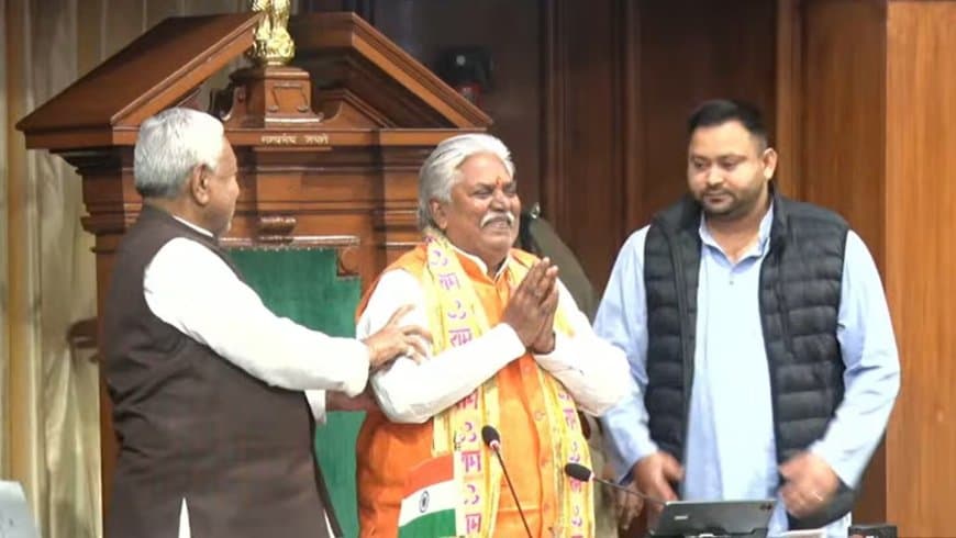 बिहार... सियासी कड़वाहट छोड़ नीतीश-तेजस्वी ने निभाई परंपरा