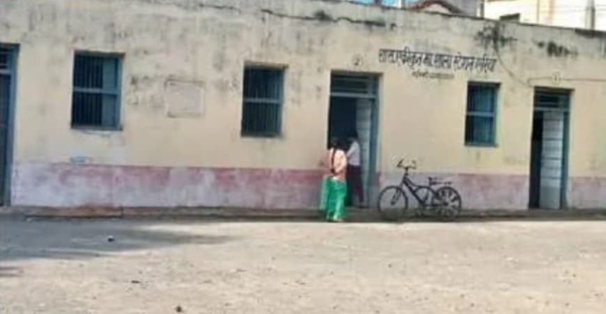 दो-दो कक्षाओं को एक साथ पढ़ाने की मजबूरी