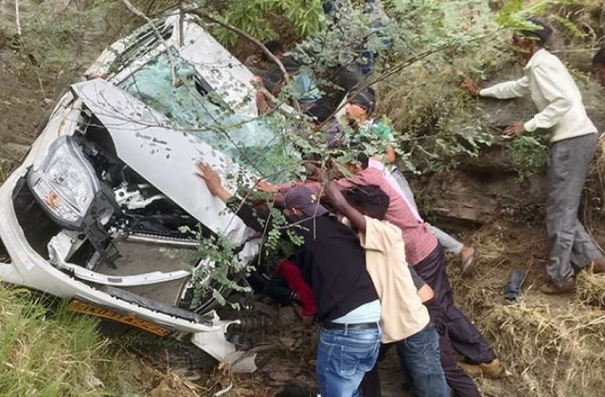 उत्तराखंड...बरातियों से भरी कार खाई में गिरी... पांच लोगों की मौत