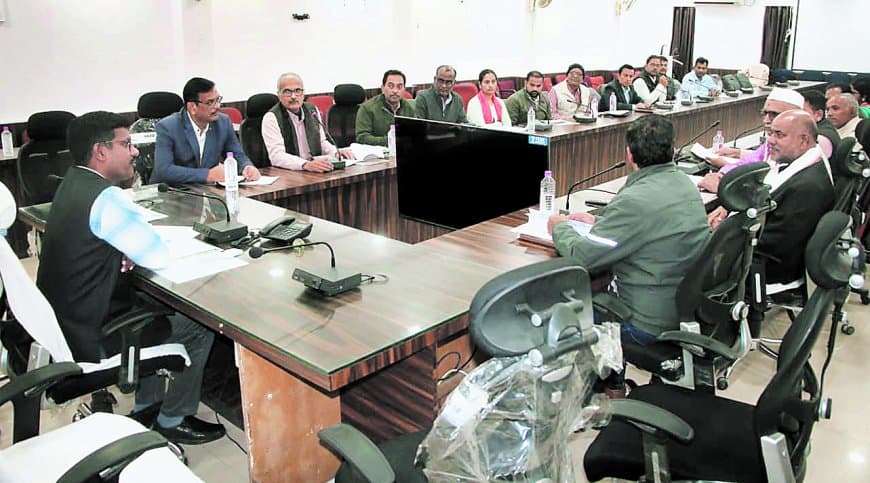 सतना में हर माह होंगी गौशालाओं की आकस्मिक जांच: सर्दियों में बेहतर देखभाल, पारदर्शिता और स्वावलंबन पर कलेक्टर के निर्देश