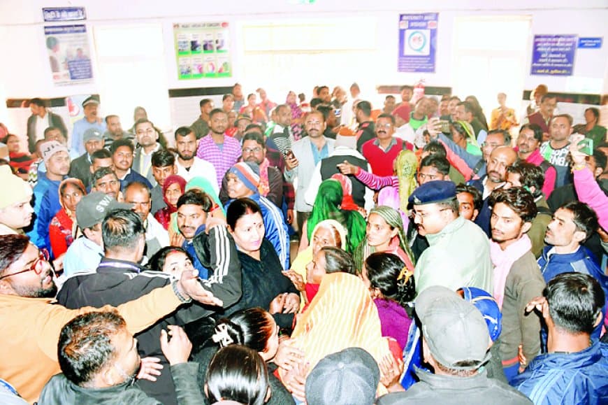 गायनी विभाग की लापरवाही से प्रसूता और नवजात की मौत: वेंटिलेटर पर दिखावा, इंजेक्शन की खानापूर्ति और फिर ‘नो मोर’—परिजन एफआईआर पर अड़े, अस्पताल में घंटों हंगामा