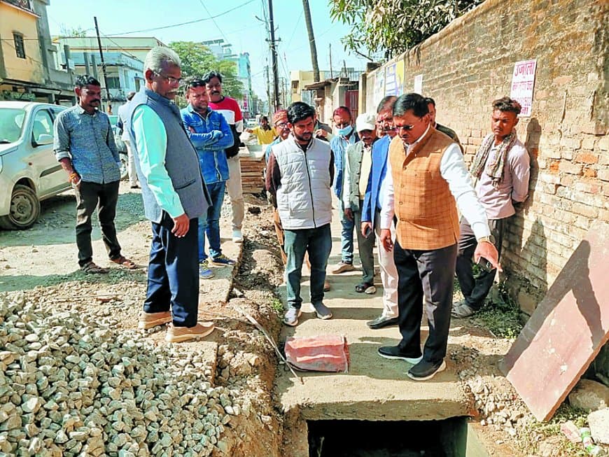 महापौर का सख्त एक्शन: वार्ड-5 में दो स्थानों पर घटिया निर्माण पकड़ाया, नाली तोड़कर दोबारा बनाने के निर्देश; ठेकेदार का भुगतान रोका, ब्लैकलिस्ट करने की चेतावनी