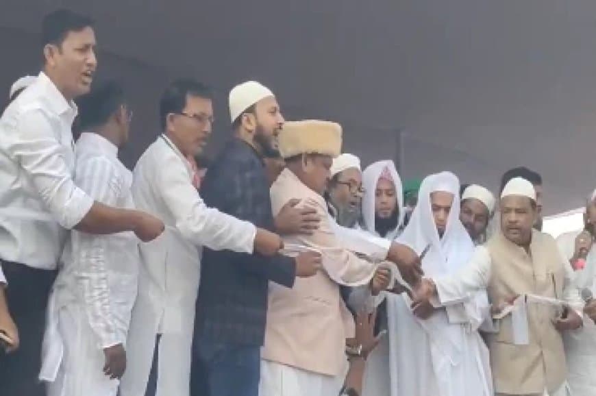 निलंबित विधायक हुमांयू कबीर ने अयोध्या की बाबरी मस्जिद की तर्ज पर एक नई मस्जिद की आधारशिला रखी।