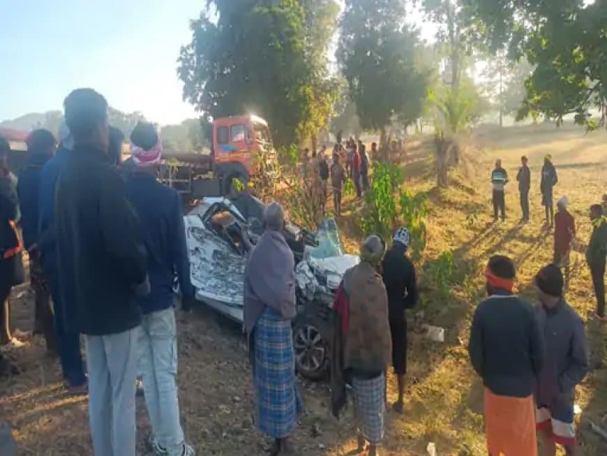 छत्तीसगढ़...ट्रेलर से टकराई कार, पांच लोगों की मौत