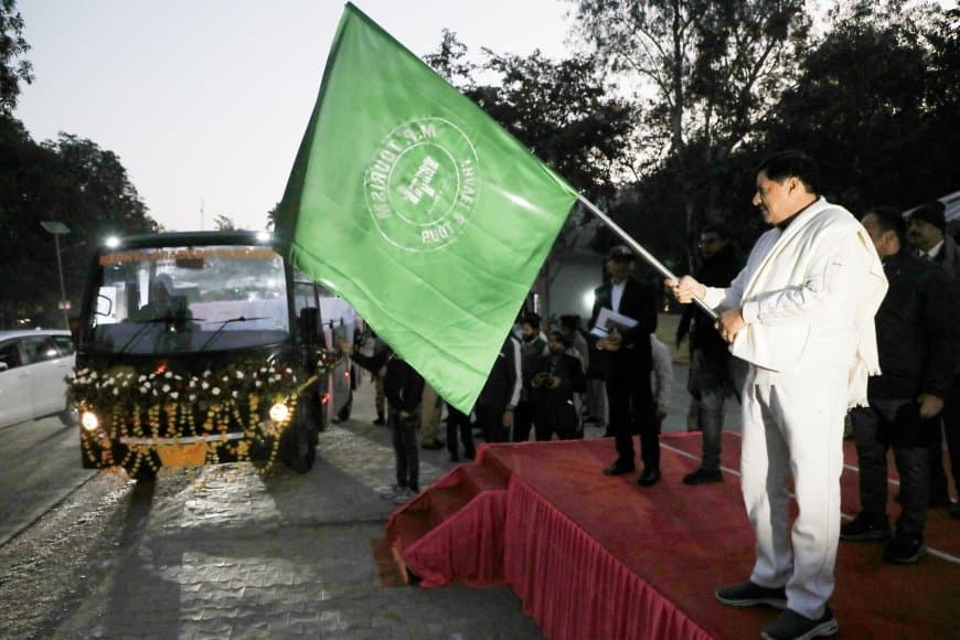 पन्ना नेशनल पार्क... सीएम ने दिखाई 10 नई कैंटर बसों को हरी झंडी