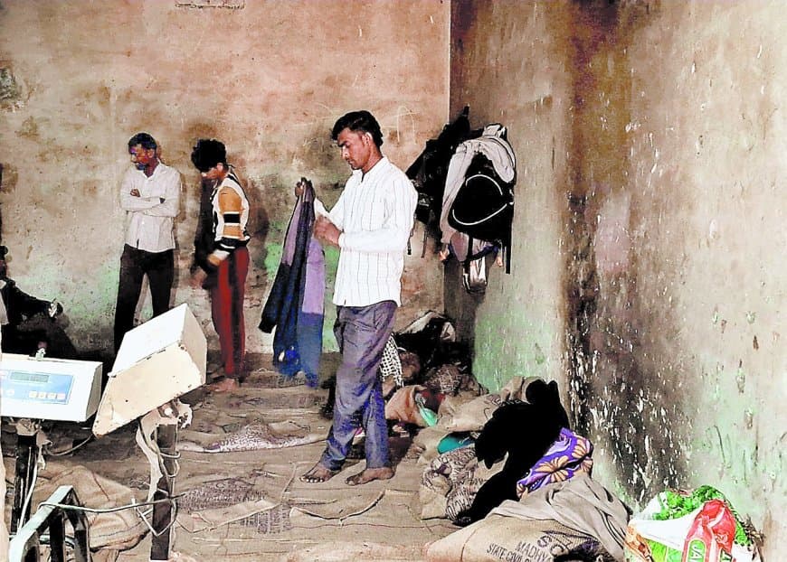 धान खरीदी में सतना की बड़ी तस्वीर: स्थानीय मजदूर नाराज़, बिहार से बुलाए गए श्रमिक- 1 रुपये प्रतिक्विंटल की मजदूरी और कानून के सवालों ने खड़ा किया विवाद