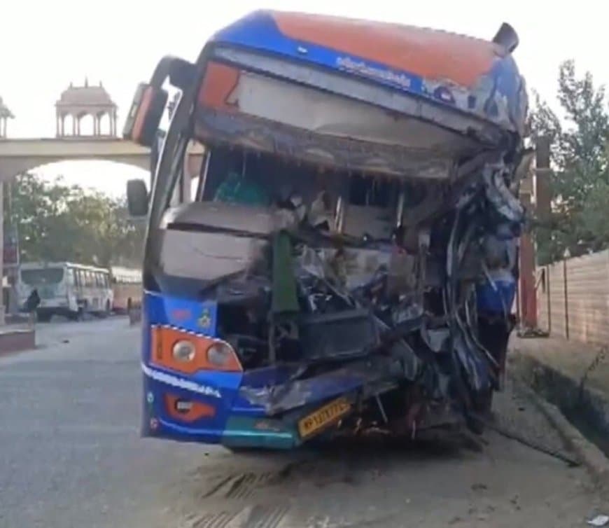 राजस्थान... सीकर में ट्रक से भिड़ी बस, तीन श्रद्धालुओं की मौत