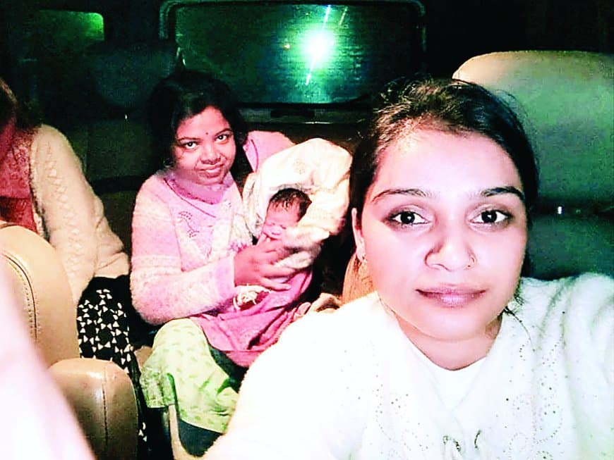 चलती बस में जीवन की जंग जीत गई मानवता: मझौली की नर्सिंग टीम ने जंगल मार्ग पर कराया सुरक्षित प्रसव, माँ और नवजात दोनों स्वस्थ—साहस, सेवा और संवेदनशीलता का अद्भुत उदाहरण