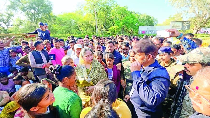 खजुराहो के गौतम रिसॉर्ट में फूड प्वाइजनिंग से 3 कर्मचारियों की मौत: परिजनों ने लगाया 6 घंटे जाम, सीएम का रूट बदला-मुख्यमंत्री, मंत्री-विधायक के न पहुंचने पर भड़की संवेदनहीनता की बहस