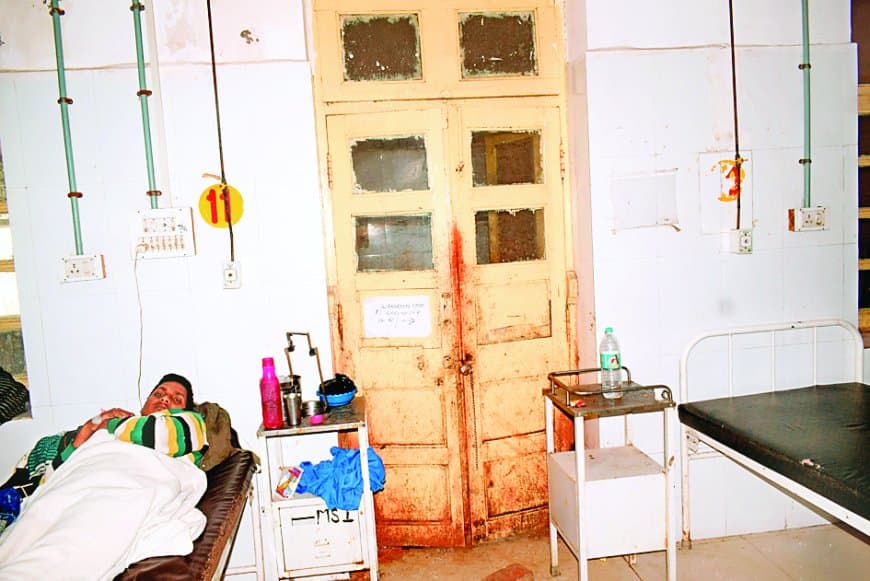 यह कैसा आदेश? जिला अस्पताल में पुरुष सर्जिकल वार्ड का शौचालय बंद, मरीजों को महिला वार्ड का वॉशरूम इस्तेमाल करने का फरमान