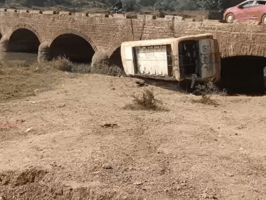 विदिशा बस हादसा: सांची जा रही स्कूल बस पुल से गिरी, 28 बच्चे घायल, नदी में पानी न होने से टला बड़ा खतरा