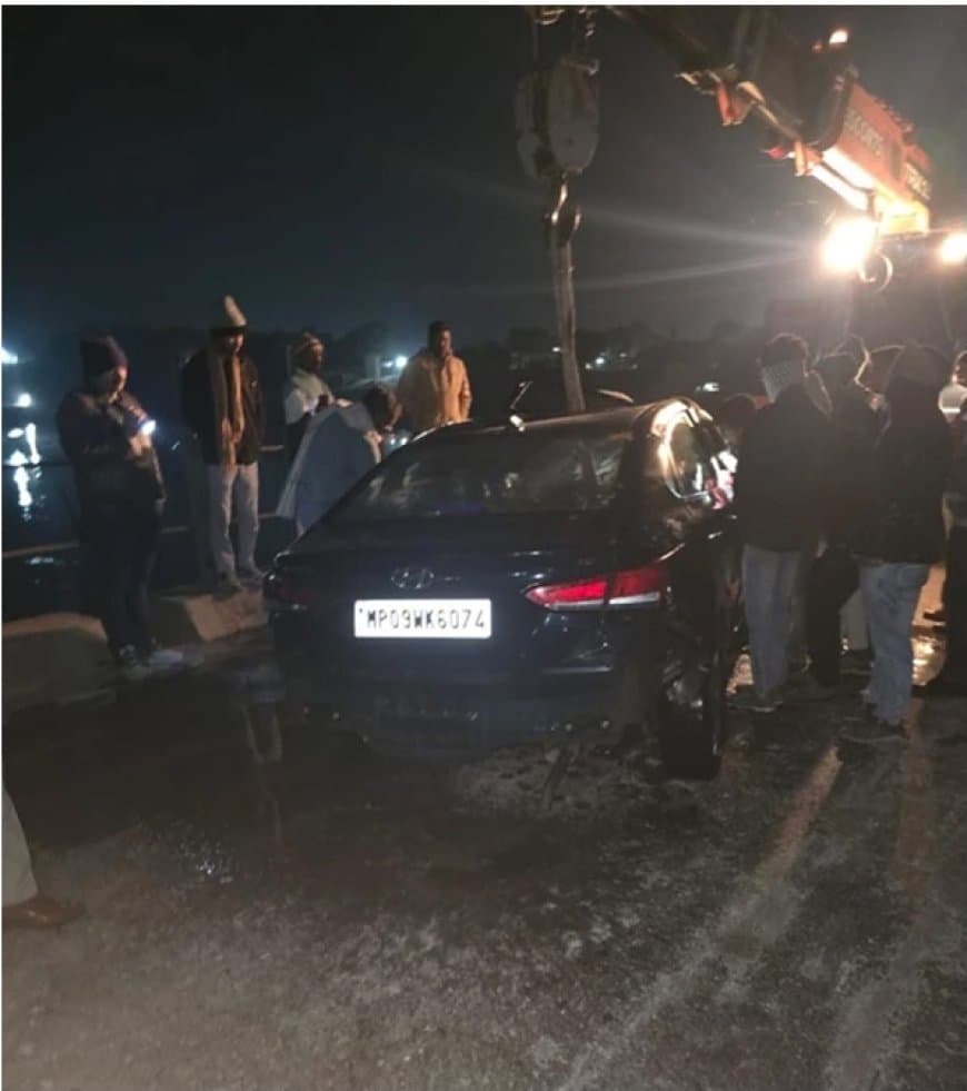 खंडवा... आधी रात हाइवा ने मारी टक्कर... नर्मदा में गिरी कार, तीन घायल
