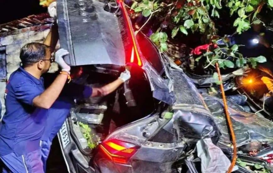 गुजरात में रफ्तार बनी काल... पेड़ से टकराई कार, पलटी... तीन लोगों की मौत