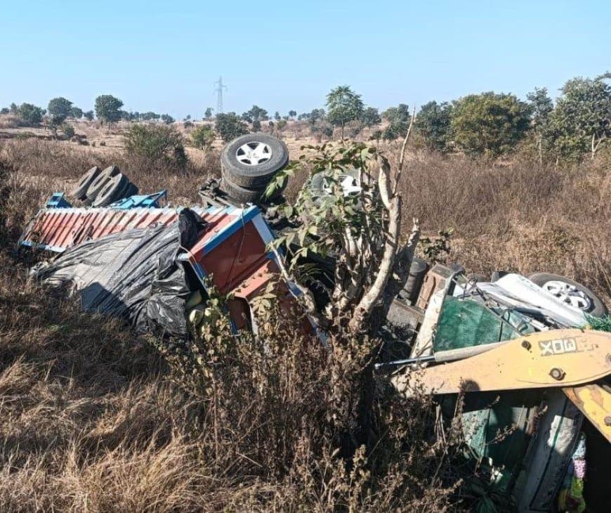 इंदौर-भोपाल हाईवे पर सीमेंट से भरा ट्राला पलटा...चालक की मौके पर मौत