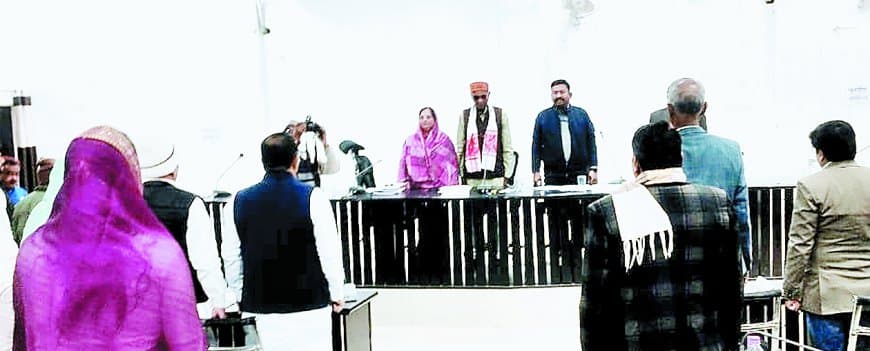 जिला पंचायत की बैठक में सड़क और बिजली व्यवस्था पर हंगामा, जनप्रतिनिधियों के निशाने पर रहे पीएमजीएसवाई के महाप्रबंधक