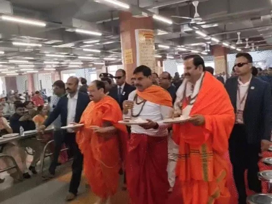 महाकाल के द्वार ‘खास’ भी ‘आम’ नड्डा-मोहन ने उठाई अपनी जूठी थाली