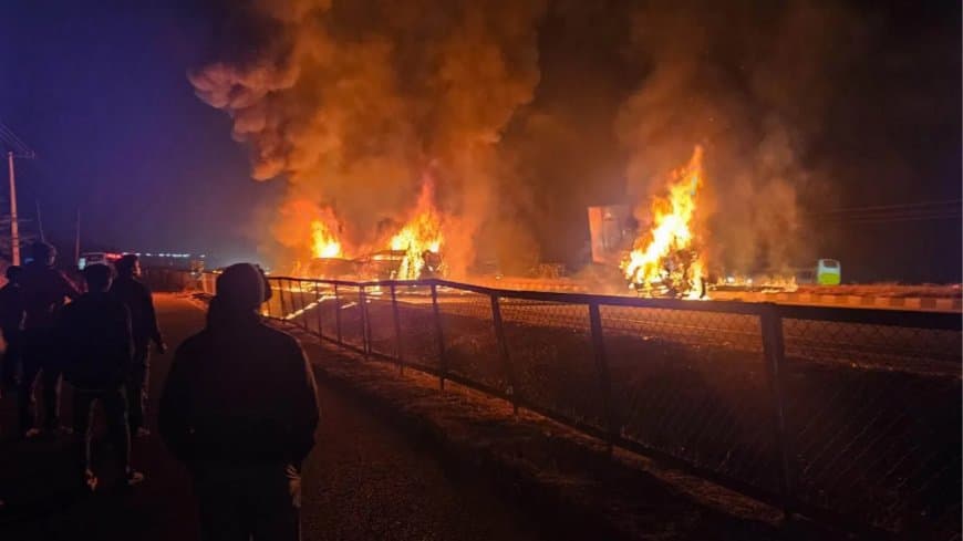 कर्नाटक में भीषण हादसा... ट्रक ने बस को मारी टक्कर... दस जिंदगी खाक