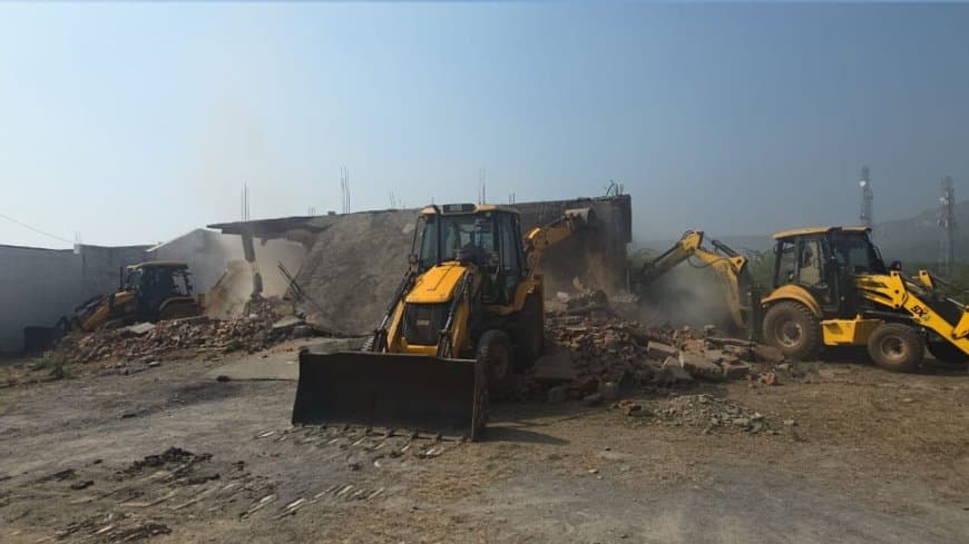 कटनी... भाजपा नेता के हत्यारे अकरम के मकान पर चला बुल्डोजर 