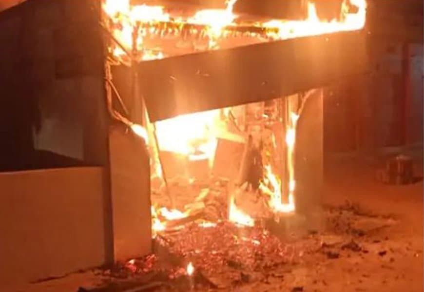 तेलंगाना... एटीएम तोड़ने में नाकाम बदमाशों ने लगा दी आग... 37 लाख खाक