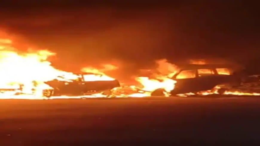 नोएडा ... यमुना एक्सप्रेसवे... टक्कर के बाद धू-धूकर जलती दो कार