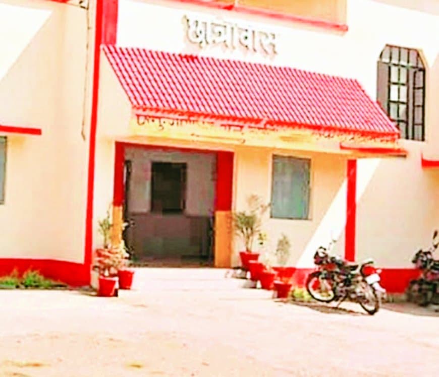 सीधी के आदिवासी छात्रावास बदहाली के शिकार, सुविधाओं के नाम पर खानापूर्ति: फर्जी उपस्थिति और बंदरबांट के आरोपों ने खोली ट्रायबल विभाग की पोल